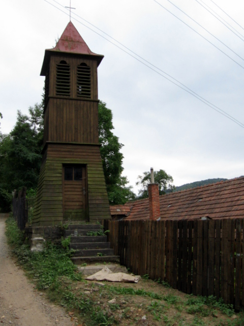 Dřevěná zvonice v Borači poblíž rodného domu J.Uhra.